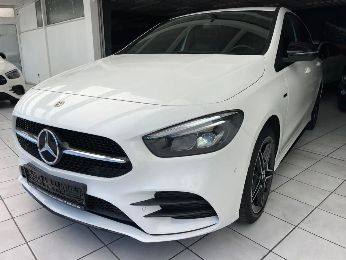 Mercedes-Benz B 250 e Edition 2020 AMG Line Weiß - 2