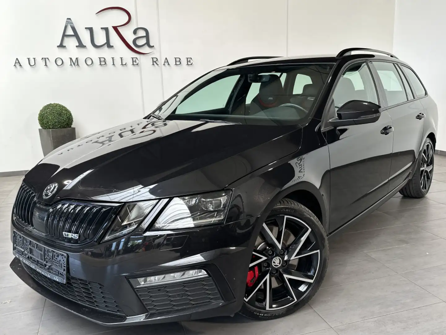 Skoda Octavia Combi 2.0 TSI DSG RS 245 Challenge Pro Zwart - 1