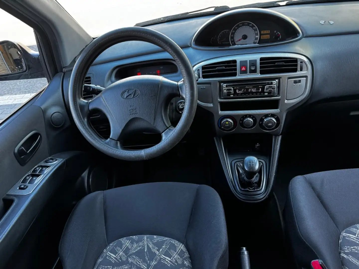Hyundai Matrix 1.6i Silver Edition AIRCO PDC LMV TREKHAAK NAP APK Grau - 2