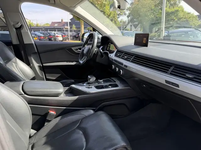 Audi Q7 view 9