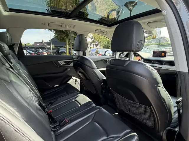 Audi Q7 view 11