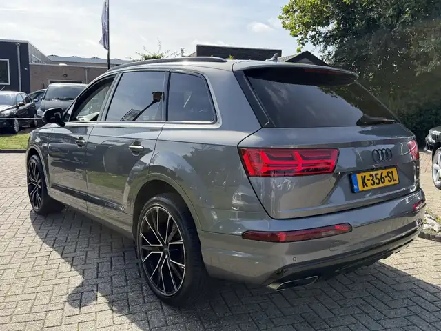 Audi Q7 view 7