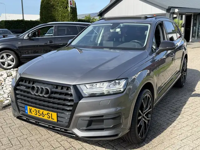 Audi Q7 view 4