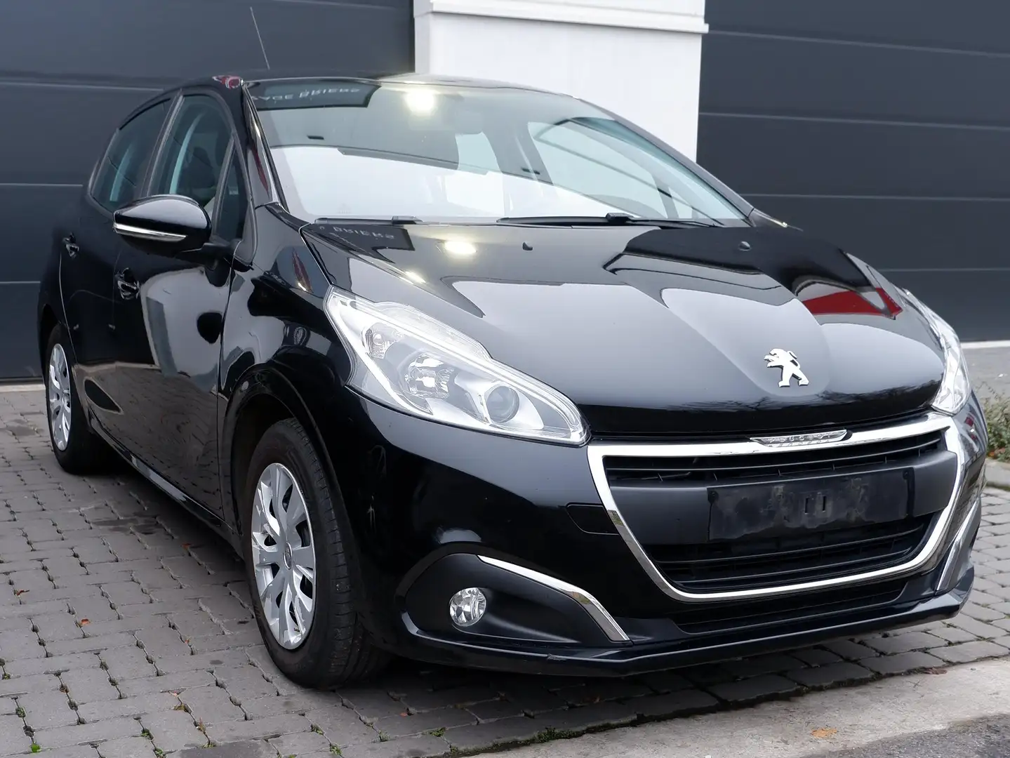 Peugeot 208 208 PureTech 82 Urban Move Zwart - 1