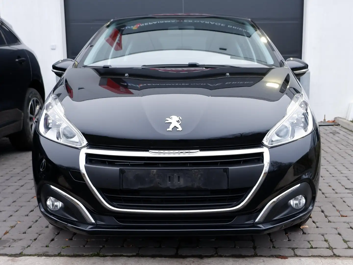 Peugeot 208 208 PureTech 82 Urban Move Zwart - 2