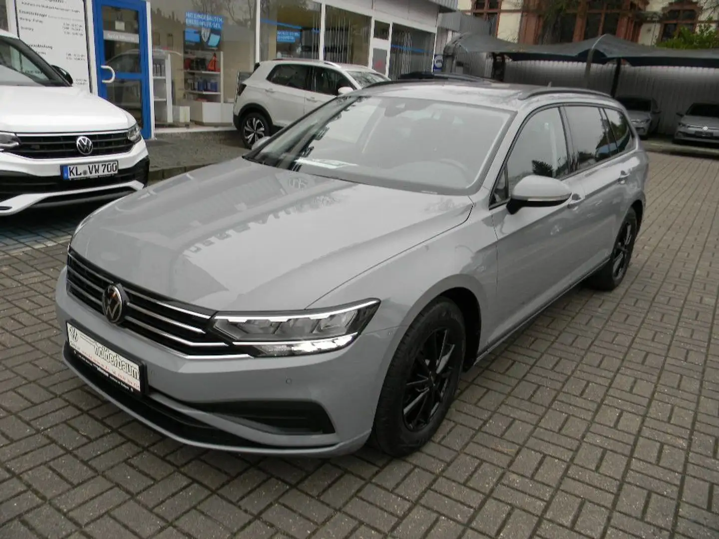 Volkswagen Passat Variant 1,5 TSI 7 GANG DSG AHK Kamera Šedá - 2