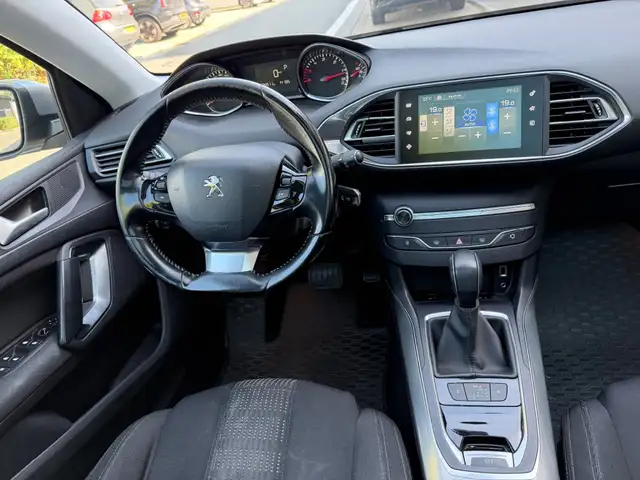 Peugeot 308 view 2