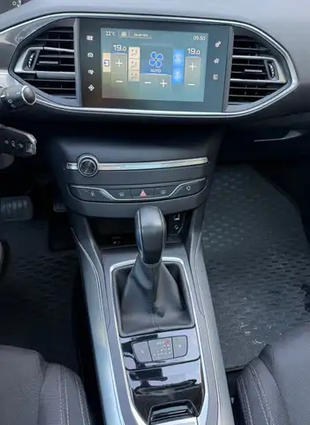 Peugeot 308 view 3