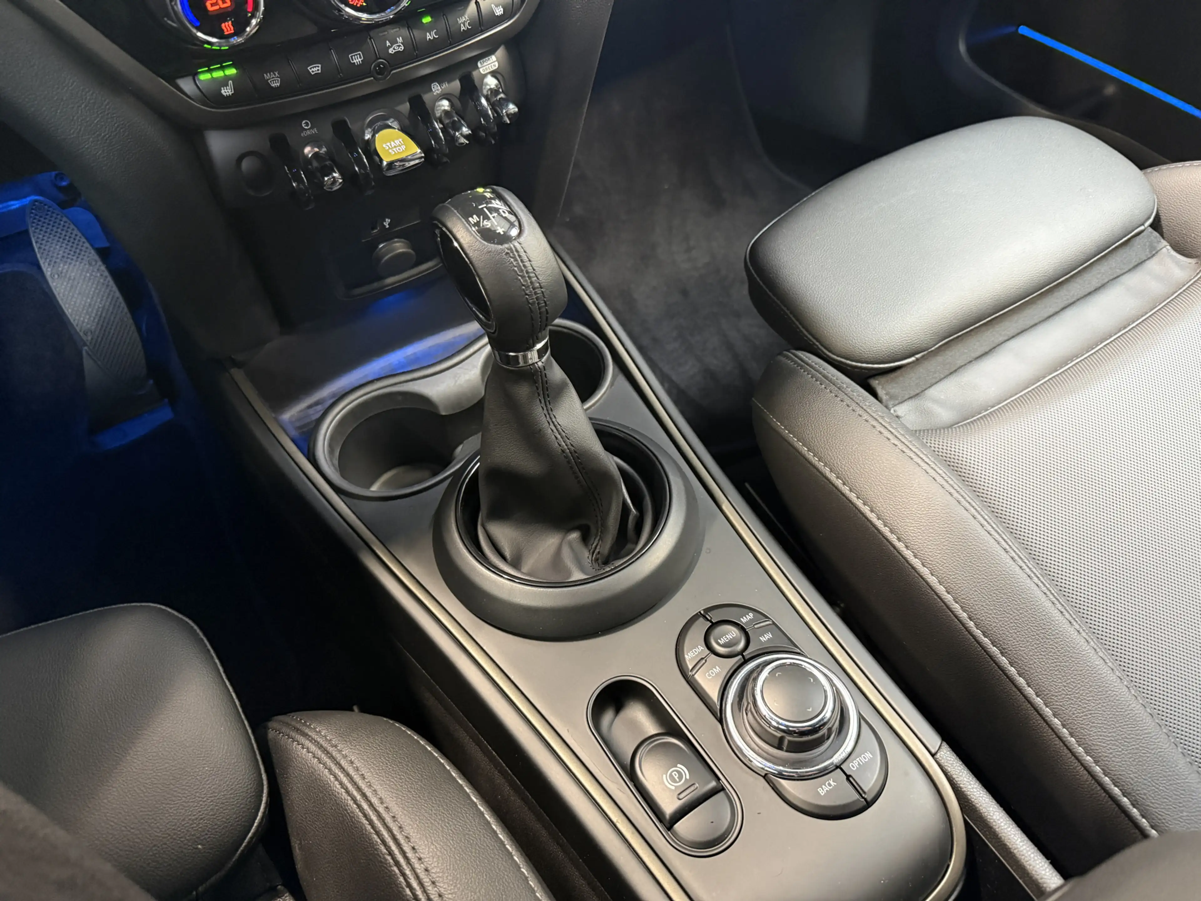 MINI Cooper SE Countryman 2.0 ALL4 Leder/Apple/Camera — photo 15