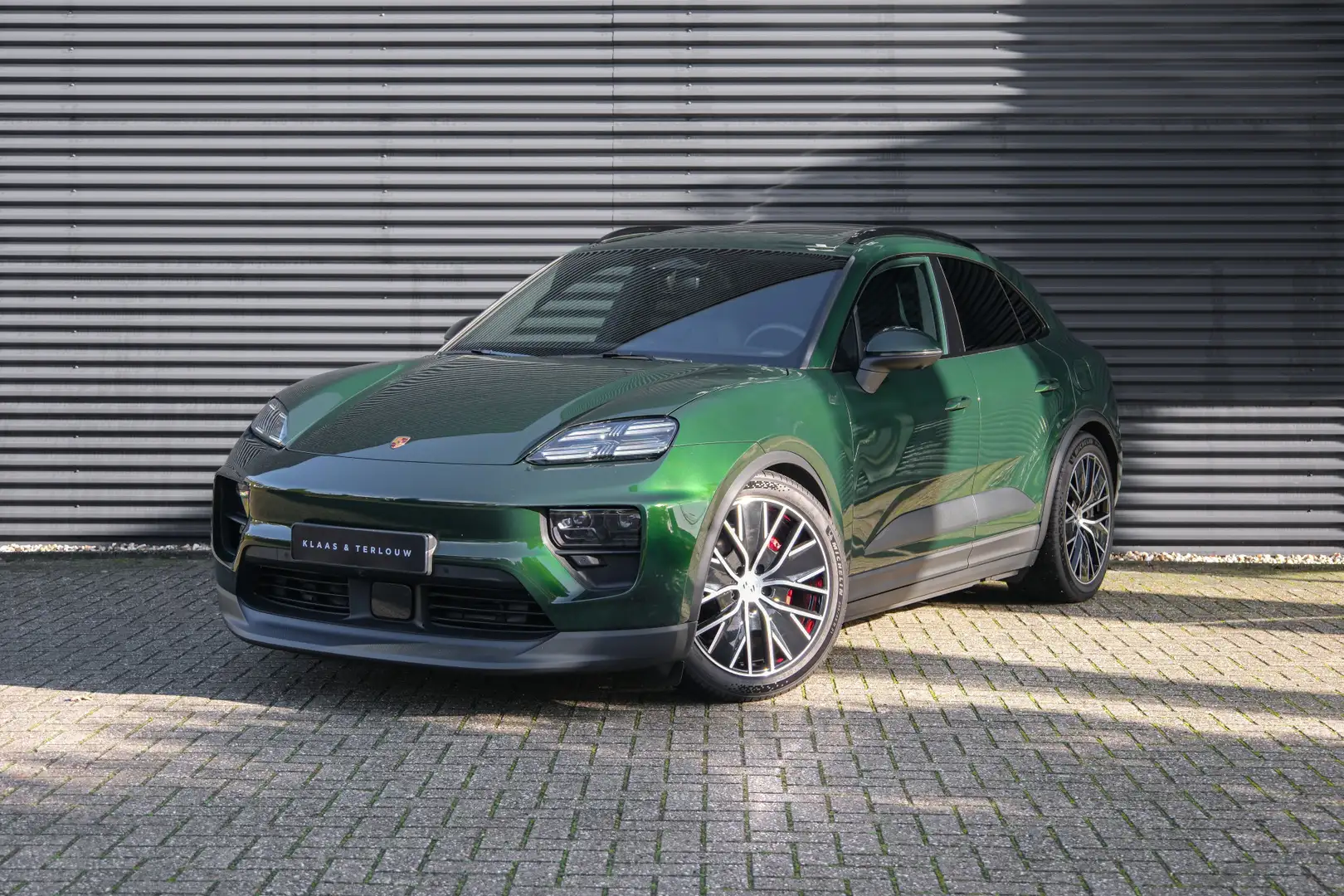 Porsche Macan Electric 4 S 100 kWh / Sport Chrono / Panorama dak Groen - 2