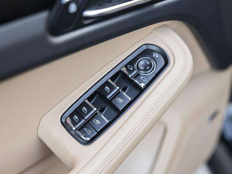 2023 Porsche Macan S Black thumb 11