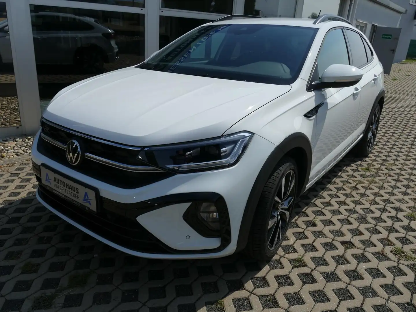 Volkswagen Taigo 1.5 TSI ACT R-Line DSG LED NAVI BEATS Weiß - 2