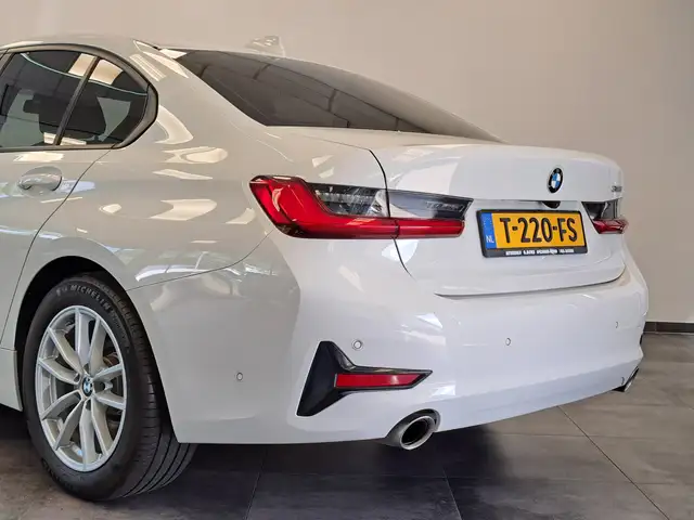 BMW 3 Series view 8