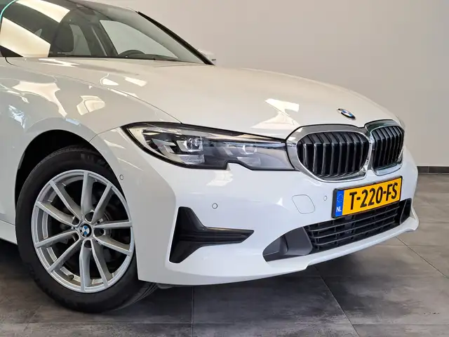 BMW 3 Series view 3