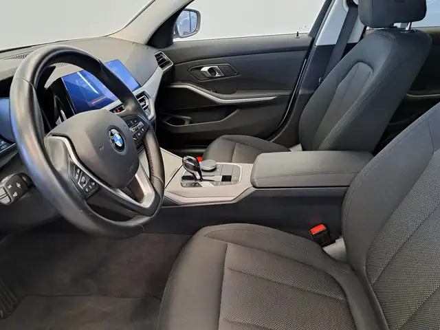 BMW 3 Series view 9