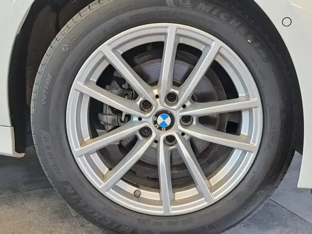 BMW 3 Series view 4