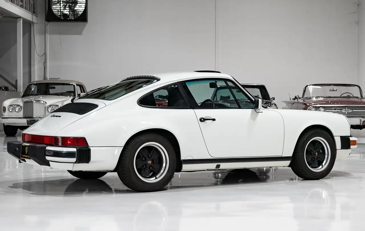 Porsche 911 CARRERA 3.2 SUNROOF COUPE (G50 FIVE-SPEED, ONLY 35,950 MILES) G50 FIVE-SPEED, ONLY 35,950 MILES, foto 6