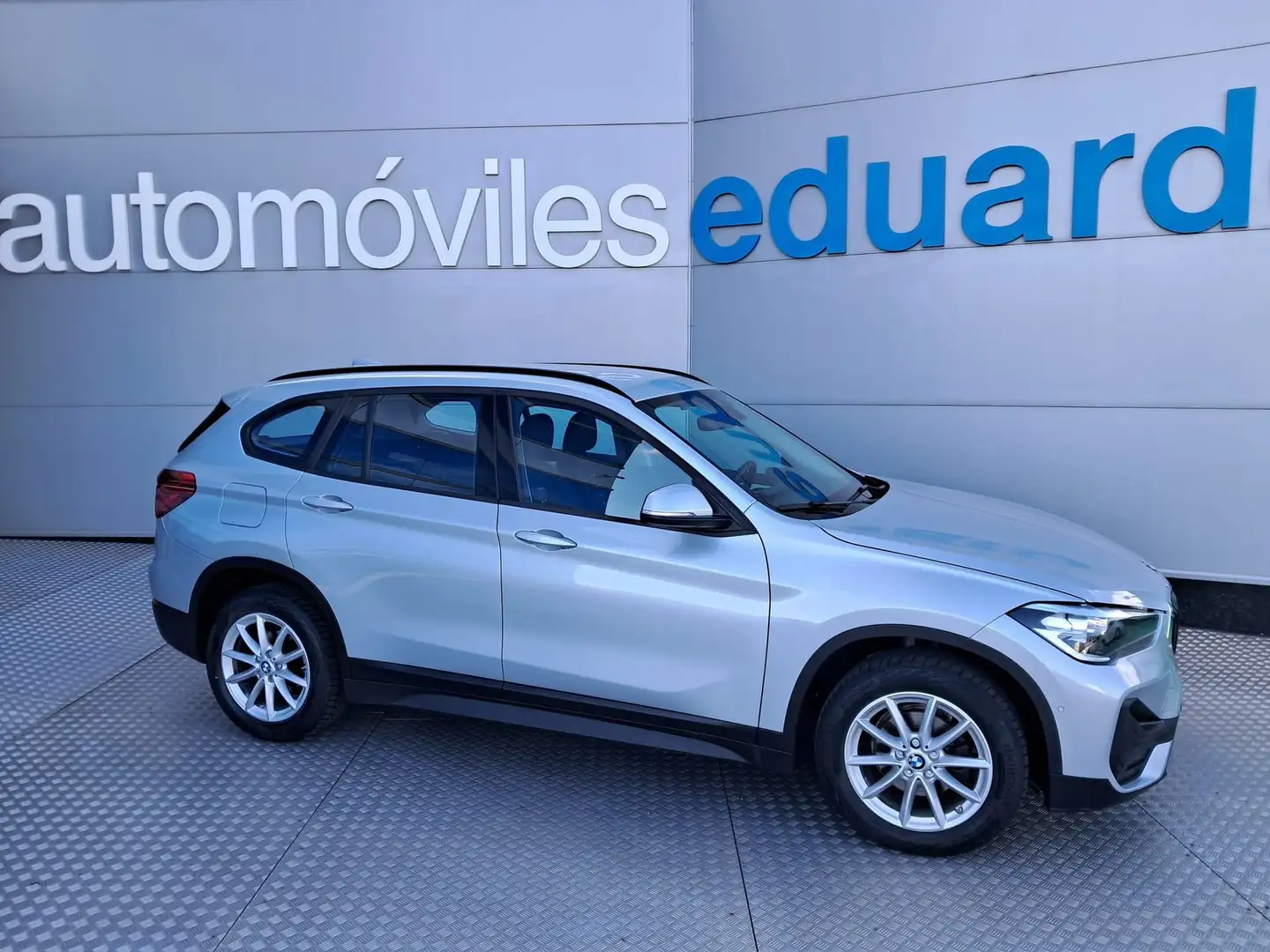 BMW X1 sDrive 16d Silber - 1
