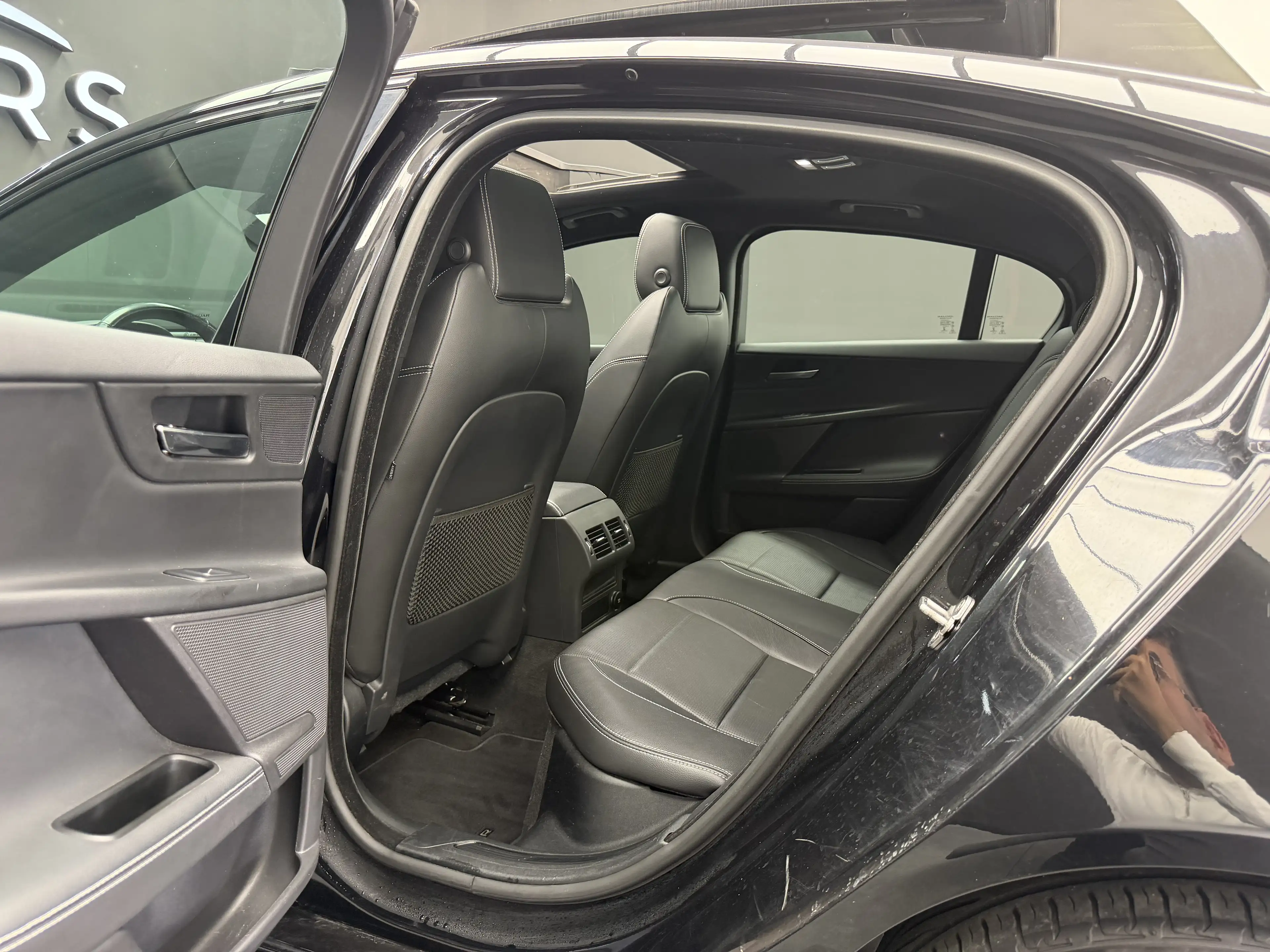 Jaguar XE 2.0 T Landmark Edition * 1ER PROP + CUIR + GPS * — photo 10