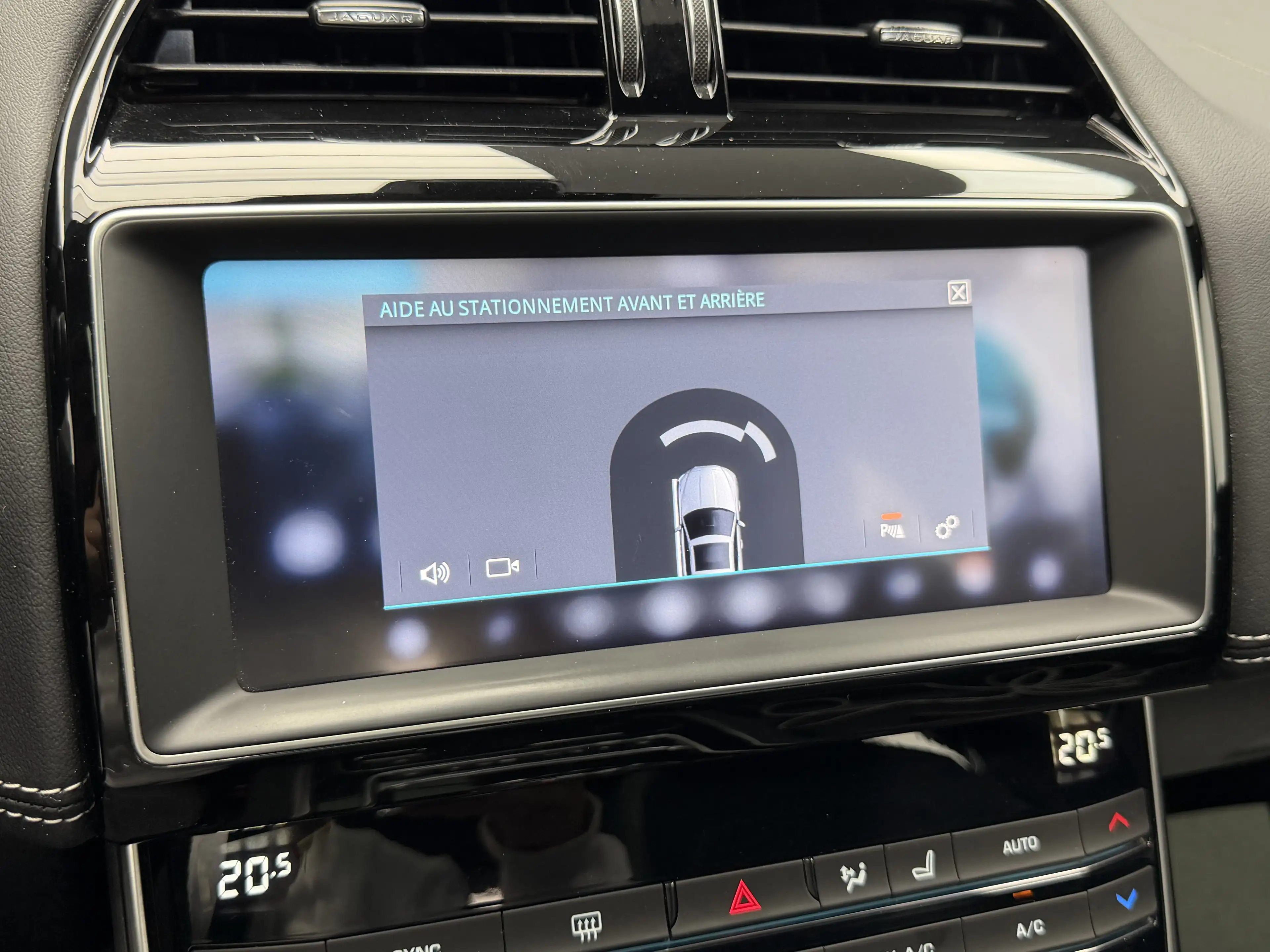 Jaguar XE 2.0 T Landmark Edition * 1ER PROP + CUIR + GPS * — photo 14
