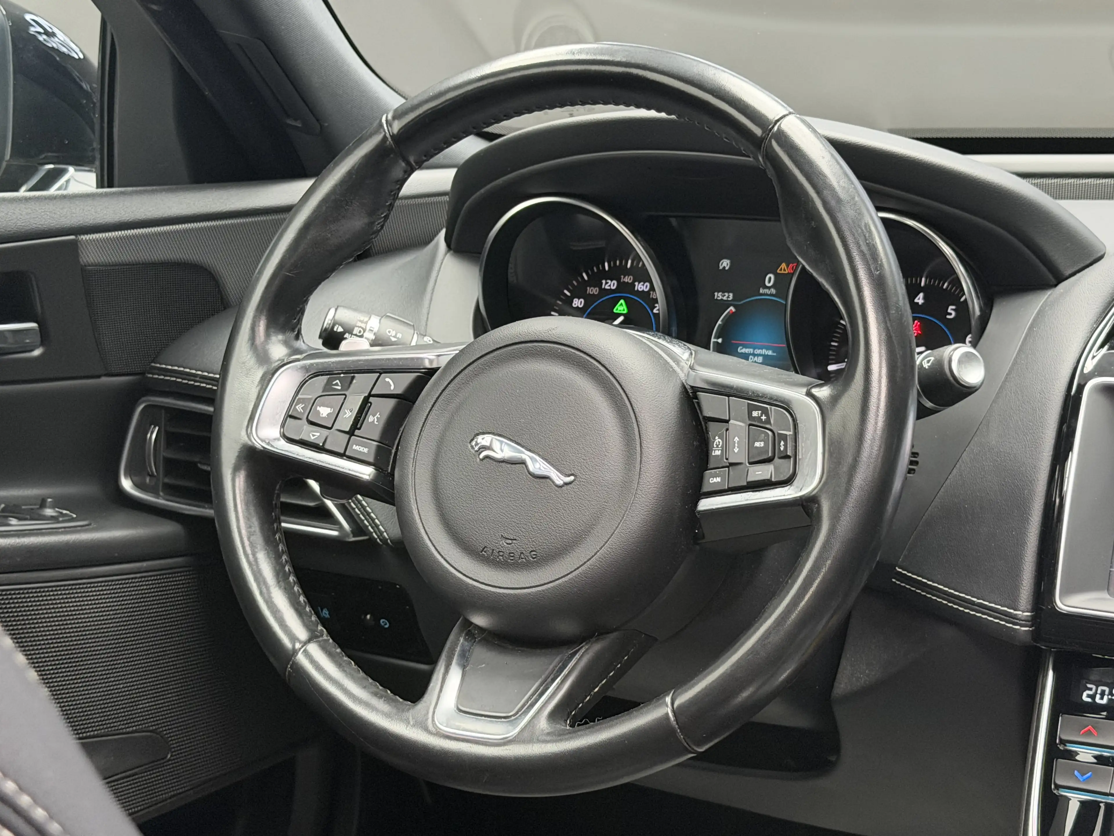 Jaguar XE 2.0 T Landmark Edition * 1ER PROP + CUIR + GPS * — photo 12