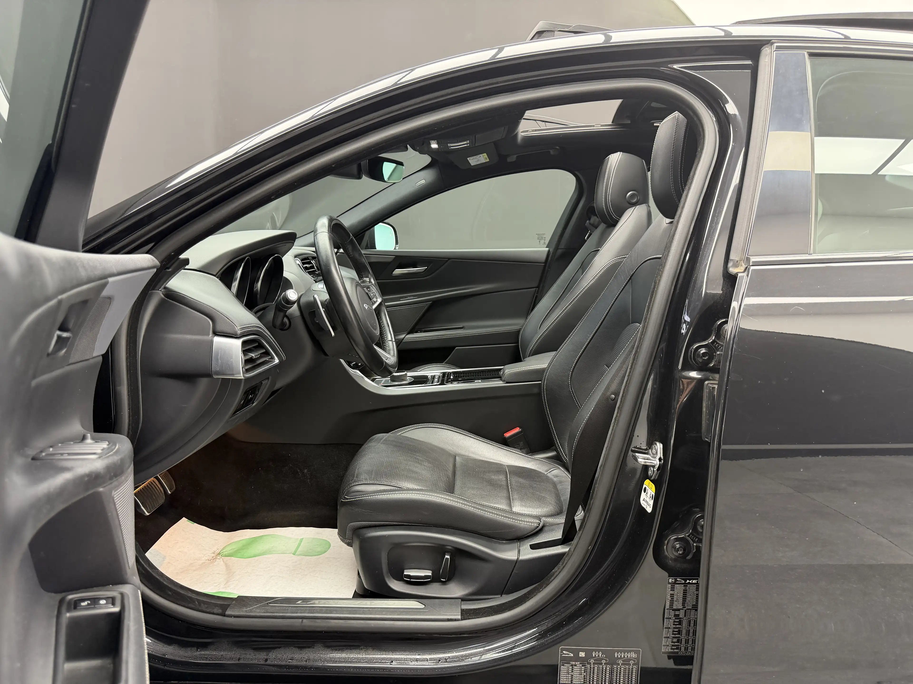 Jaguar XE 2.0 T Landmark Edition * 1ER PROP + CUIR + GPS * — photo 8