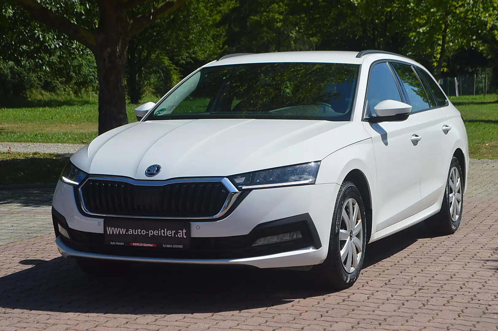 Skoda Octavia Combi 2,0 TDI+NAVI+LED+SHZ+TEL Weiß - 2