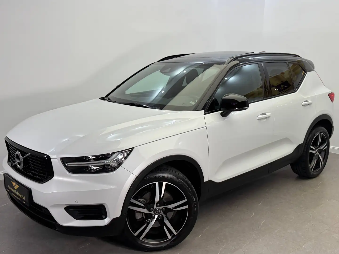 Volvo XC40 Allrad Diesel R-Design // PANO // STANDHEIZUNG // XENIUM-PAKET // Weiß - 2