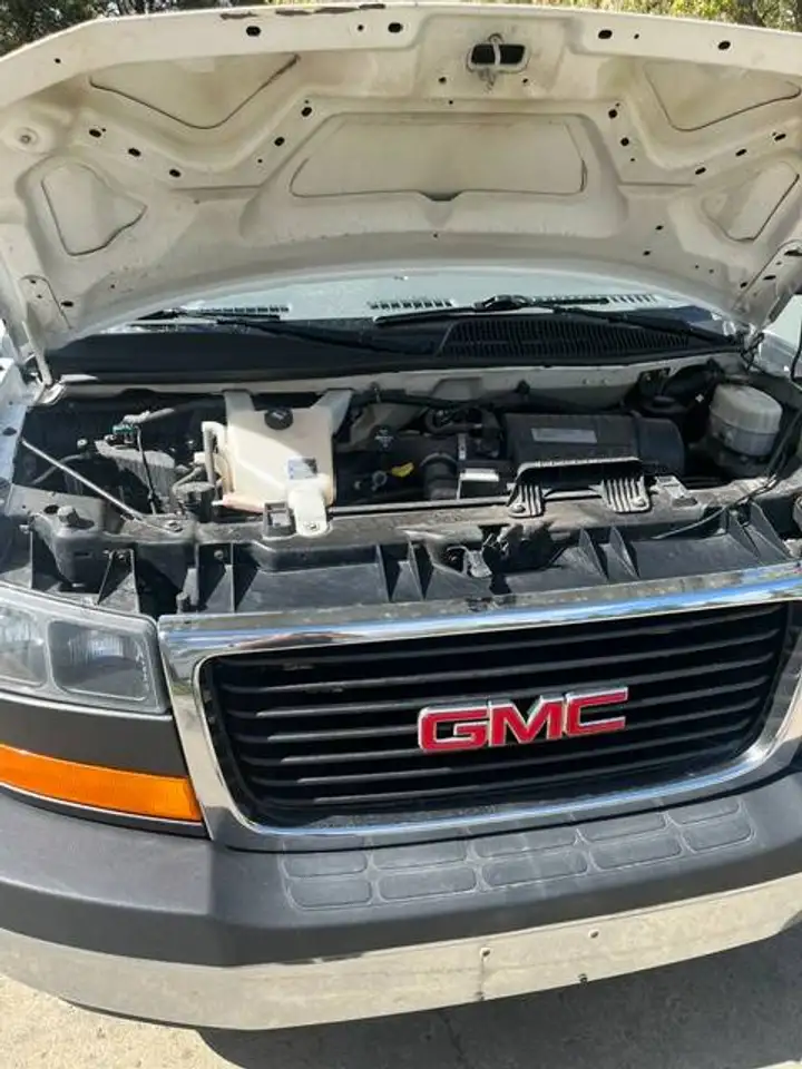 GMC Savana снимка GMC Savana