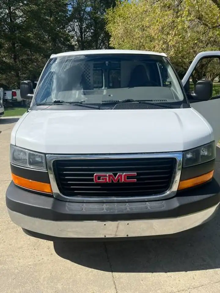 GMC Savana снимка GMC Savana