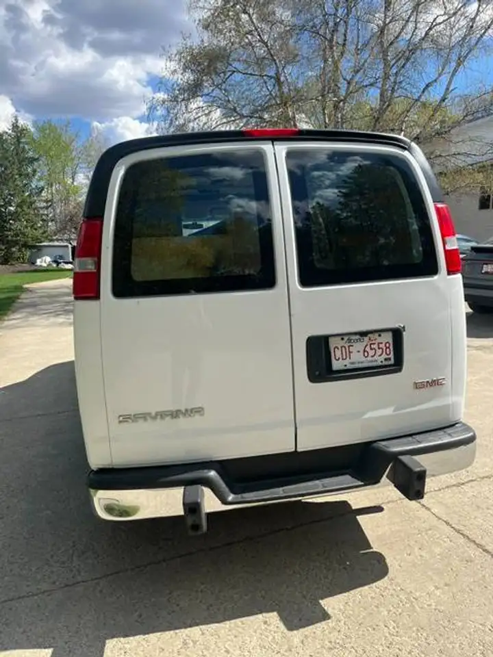 GMC Savana снимка GMC Savana