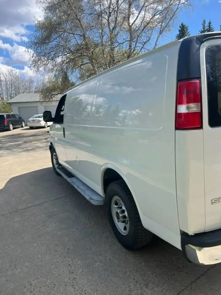 GMC Savana снимка GMC Savana