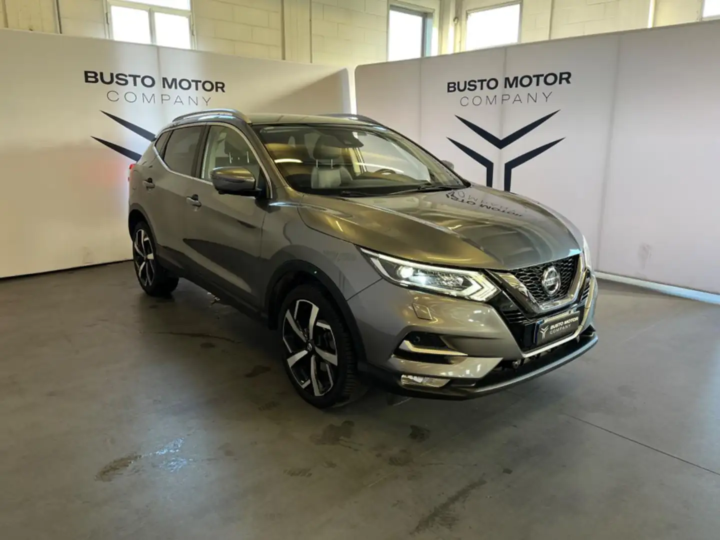 Nissan Qashqai 1.3 DIG-T 140 CV Tekna Šedá - 1