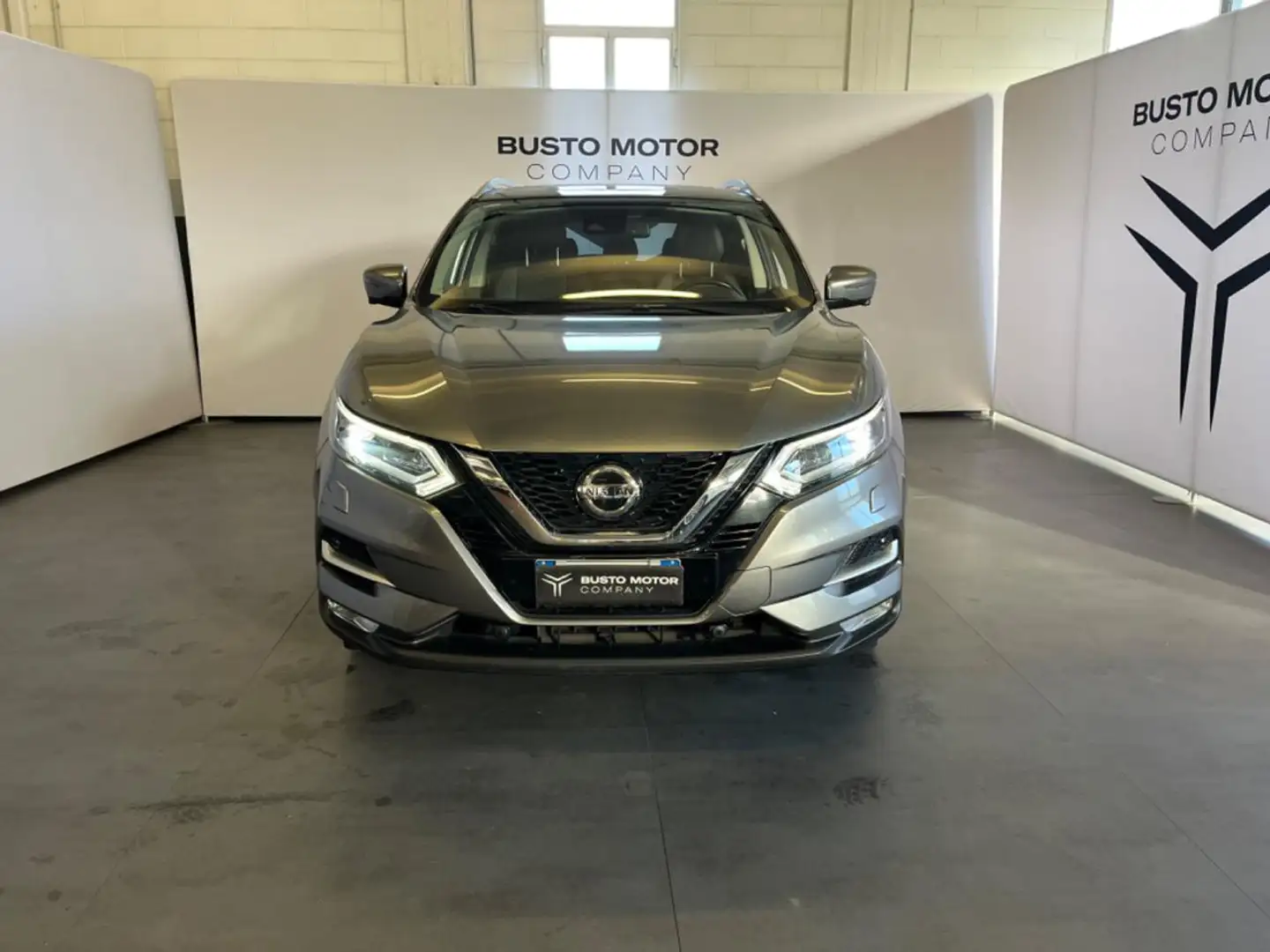 Nissan Qashqai 1.3 DIG-T 140 CV Tekna Šedá - 2