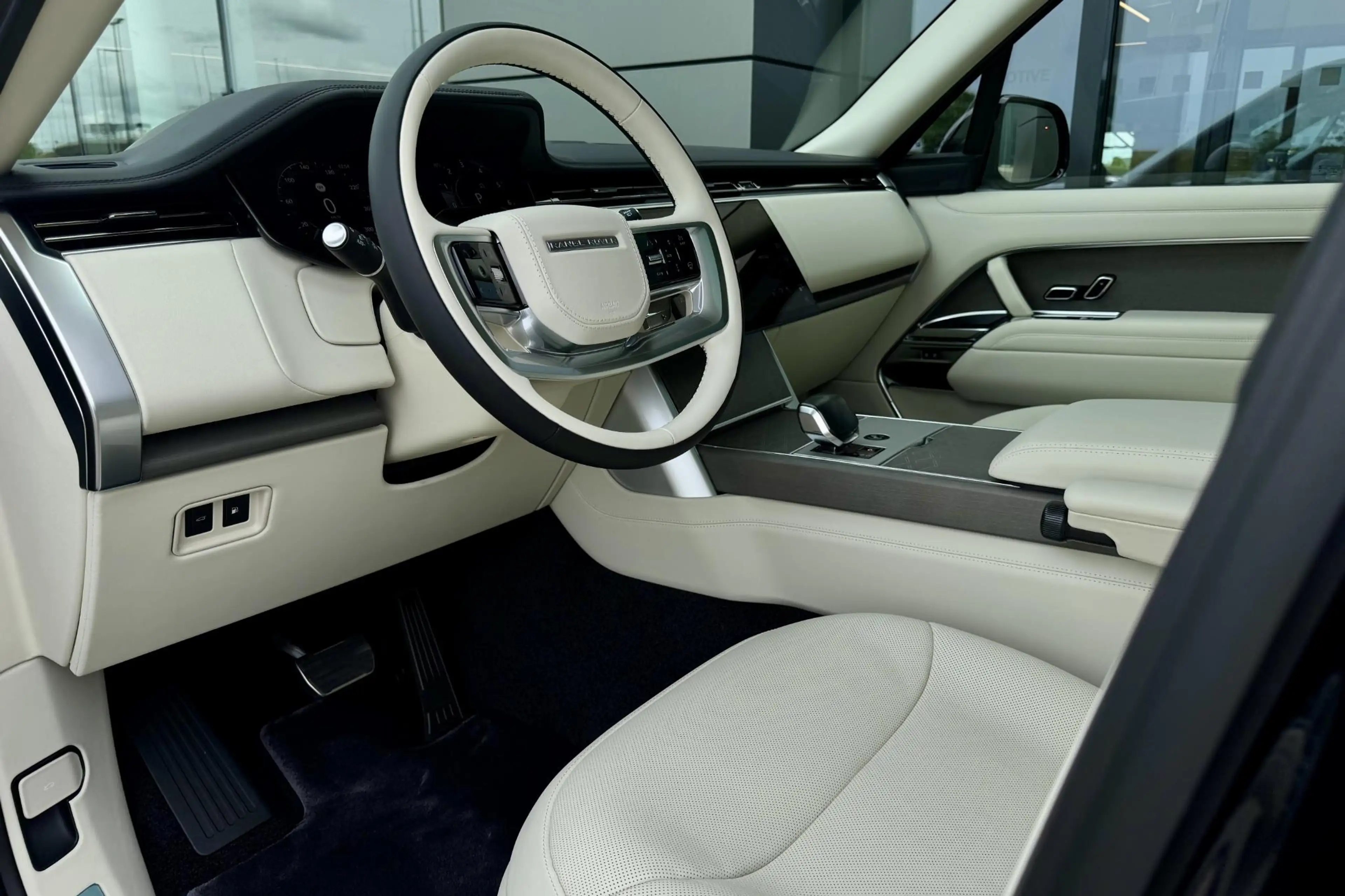 Land Rover Range Rover P460e LWB SV l 1st Class Seats l SV Serenity l Con — photo 9