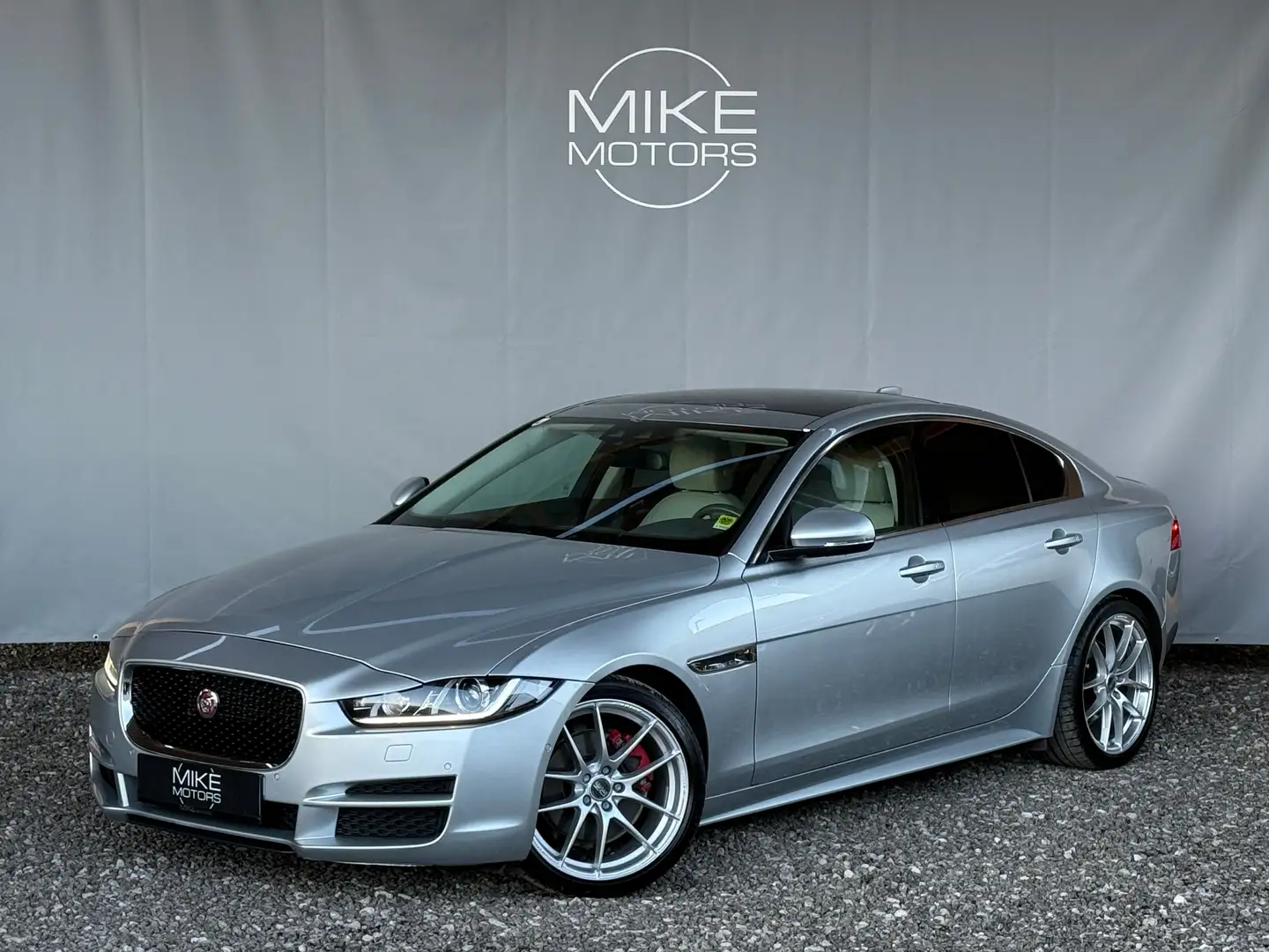 Jaguar XE 20d Portfolio Aut. Silber - 1