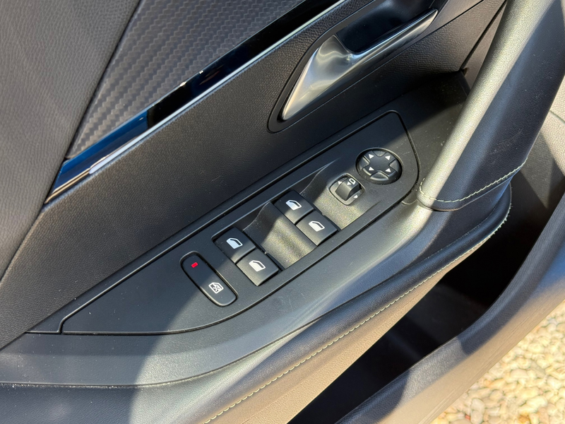 Peugeot e-2008 EV GT Pack 50 kWh 3-Fase|SoH 88.7%|Keyless|navi|18 — photo 14