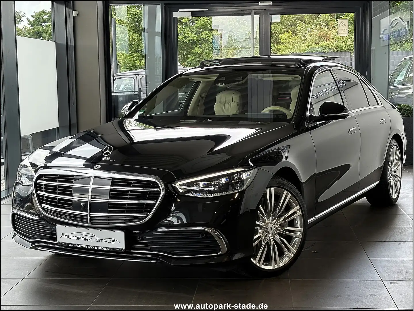 Mercedes-Benz S 400 d 4Matic Chauffeur Pano Soft HUD Assist. Černá - 2