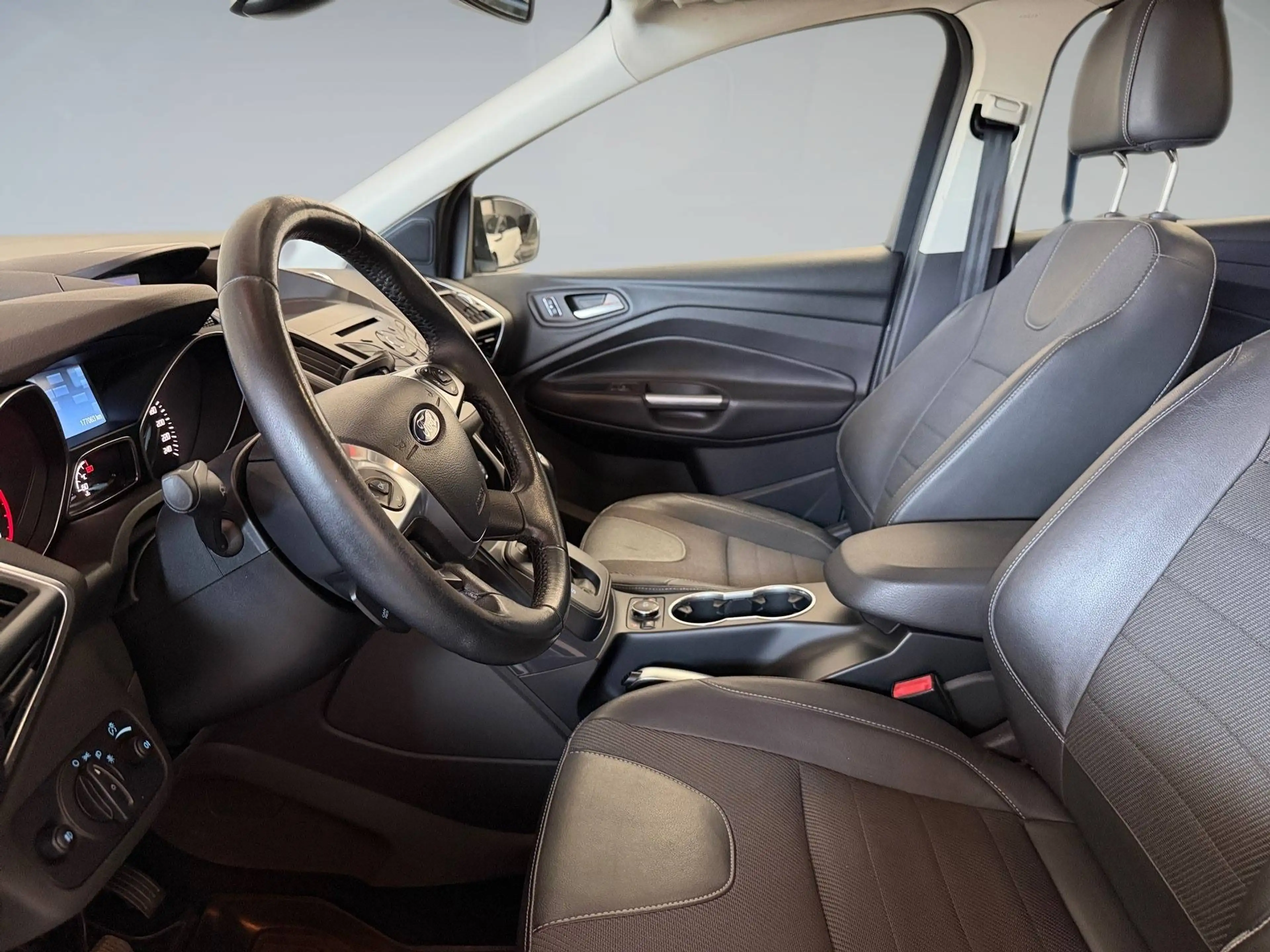 Ford Kuga Titanium ST-Line 2.0D 4WD — photo 9