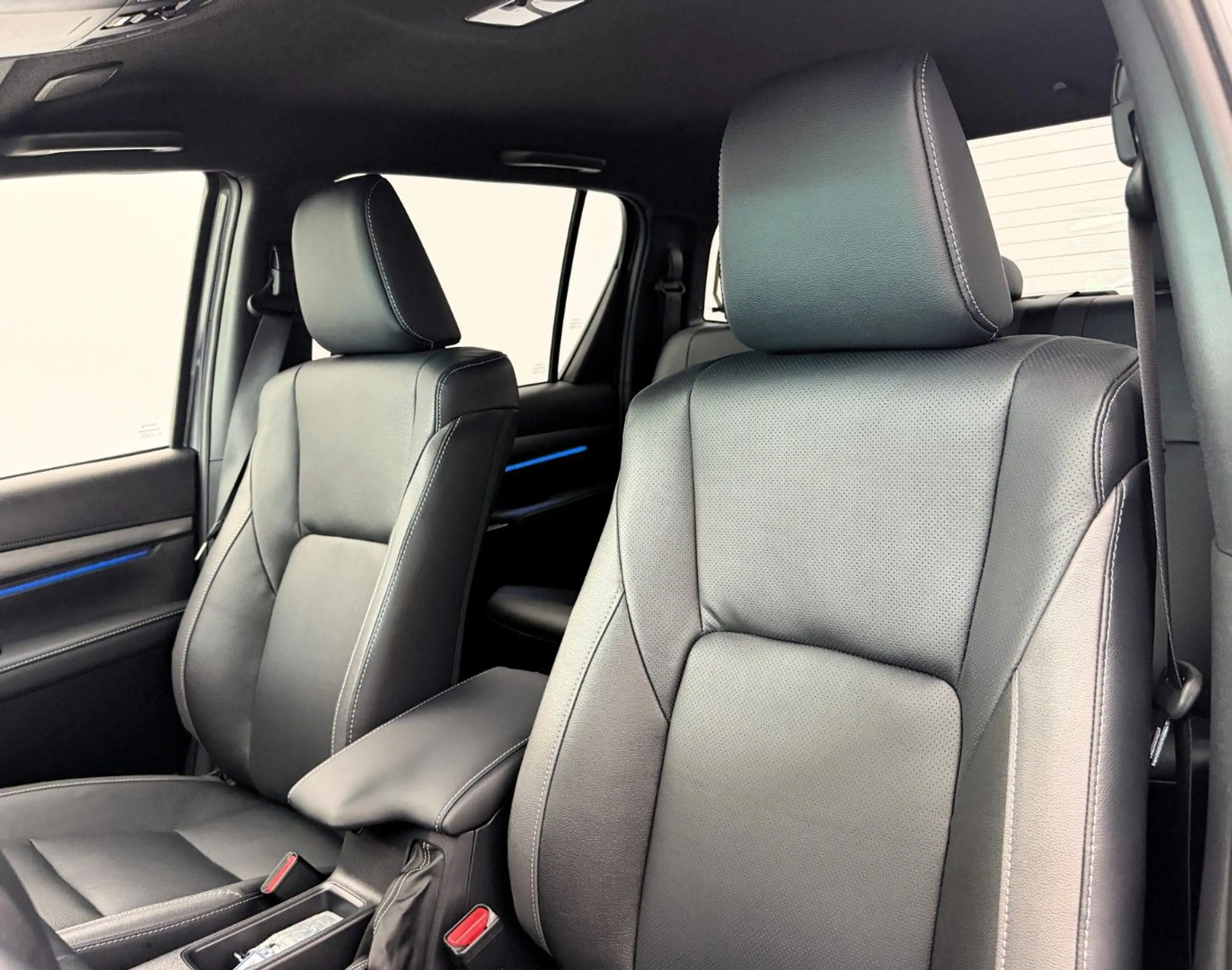 Toyota Hilux 2.8 D4-D Invincible °Mild HYBRID°AHK°Wanne — photo 3