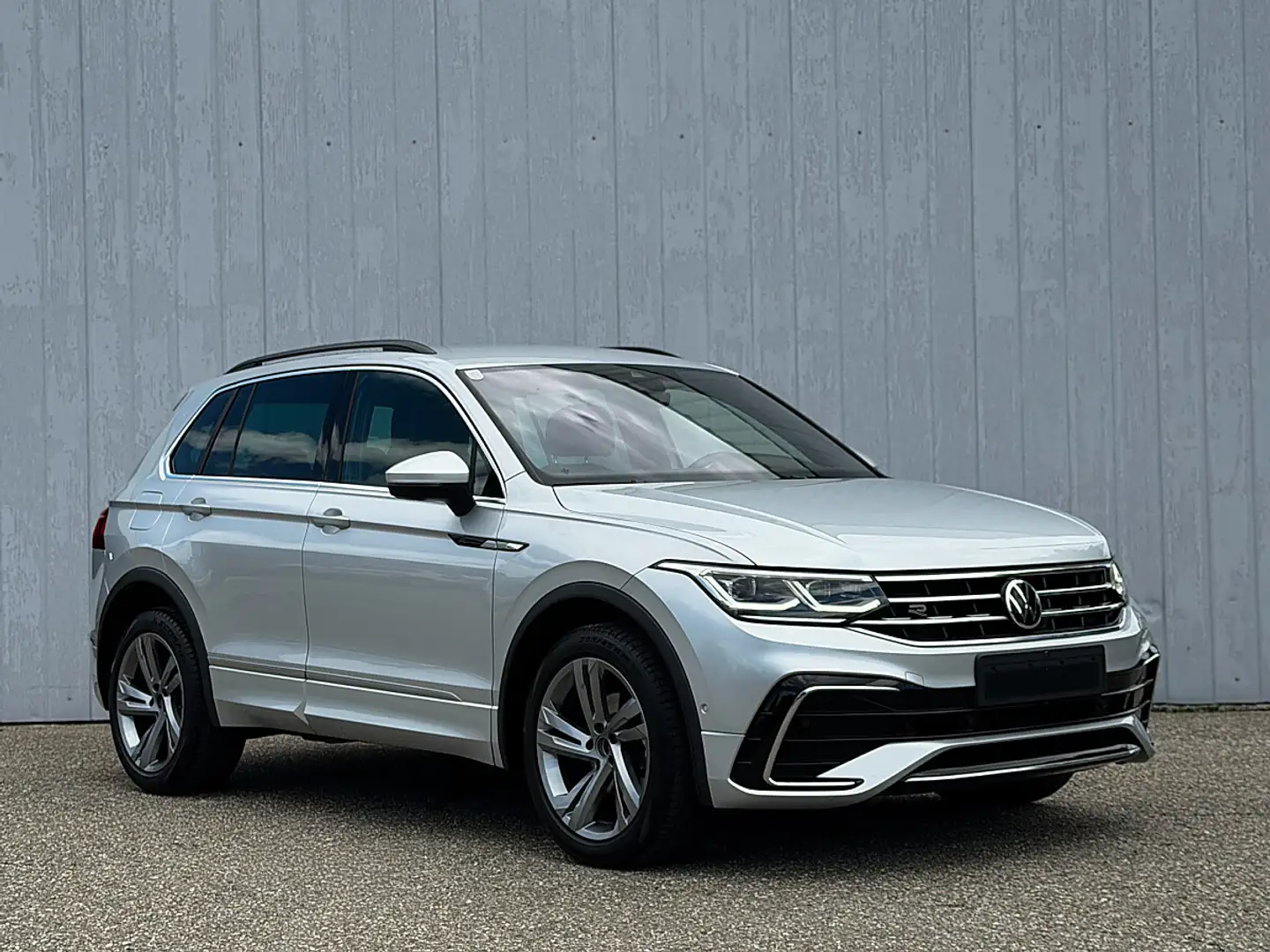 Volkswagen Tiguan 2.0 TDI BMT R-Line 4Motion Silber - 1