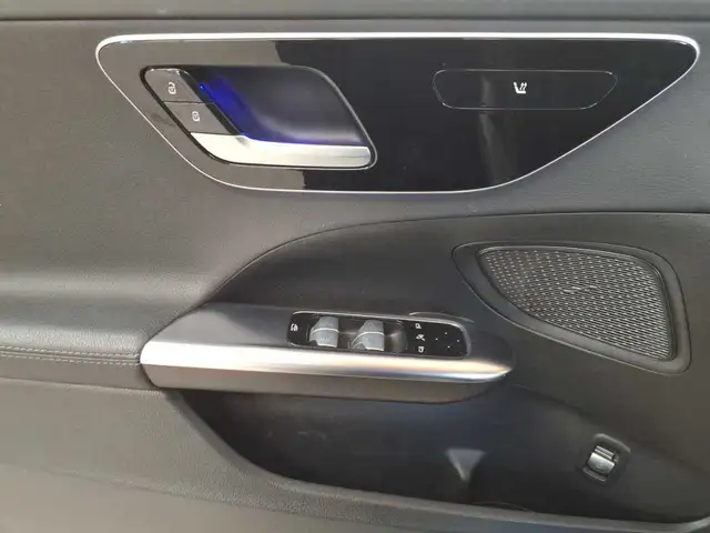 Mercedes-Benz C-Class view 4