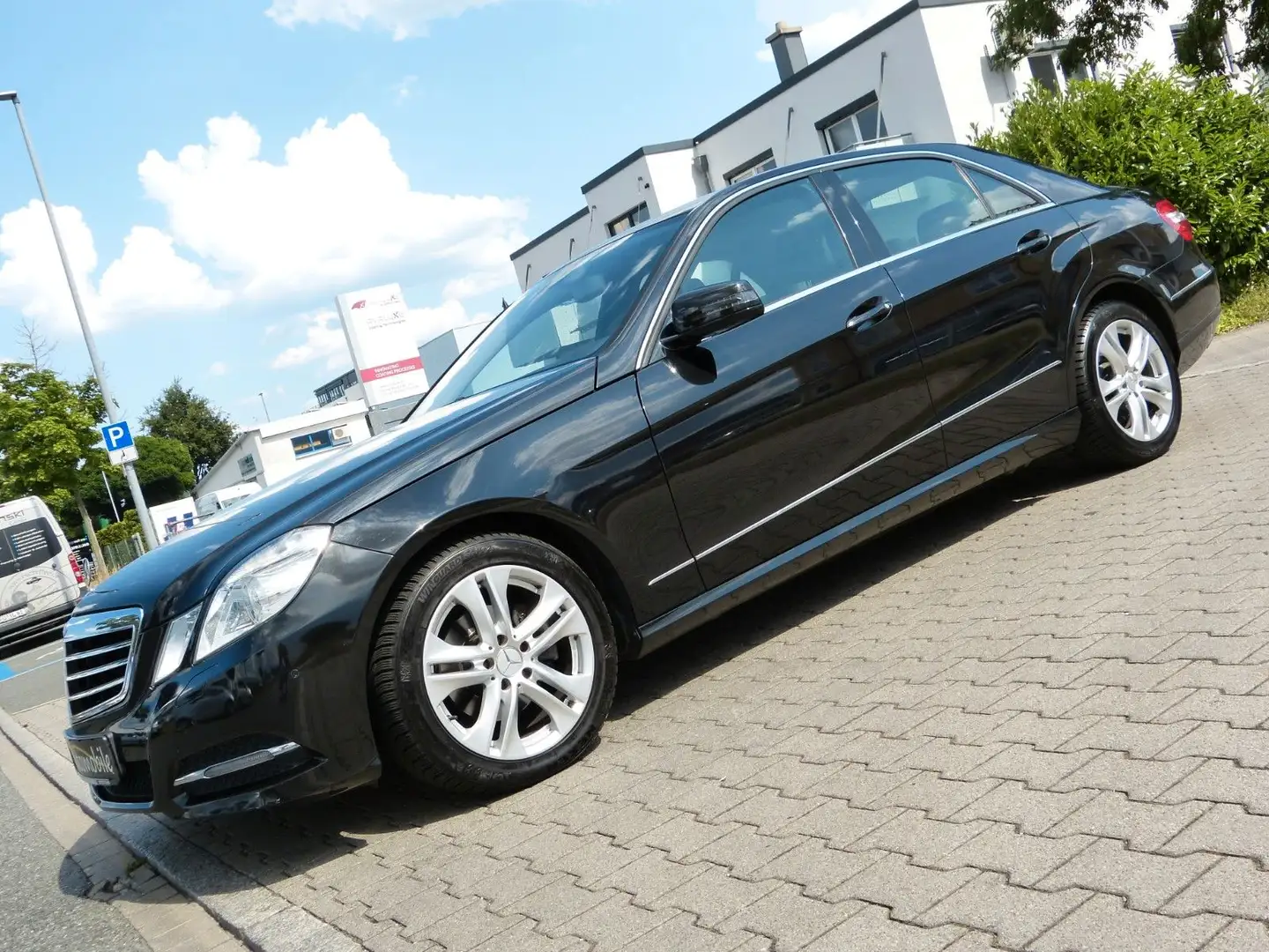 Mercedes-Benz E 220 CDI Avantgarde Aut.*Navi*Xenon*SHZ*PDC*AHK Schwarz - 1