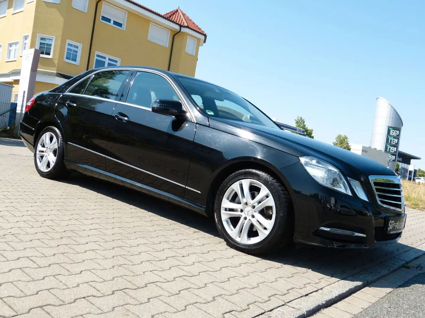 Mercedes-Benz E 220 CDI Avantgarde Aut.*Navi*Xenon*SHZ*PDC*AHK Schwarz - 2