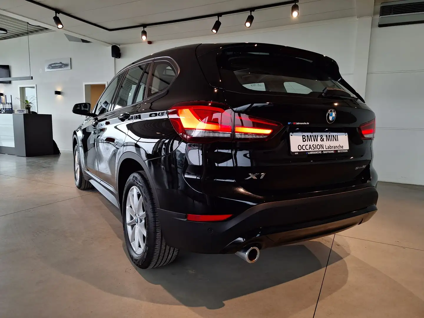BMW X1 sDrive18IA SIEGESPORT/TOITPANO/NAV/GARANTIE Zwart - 2