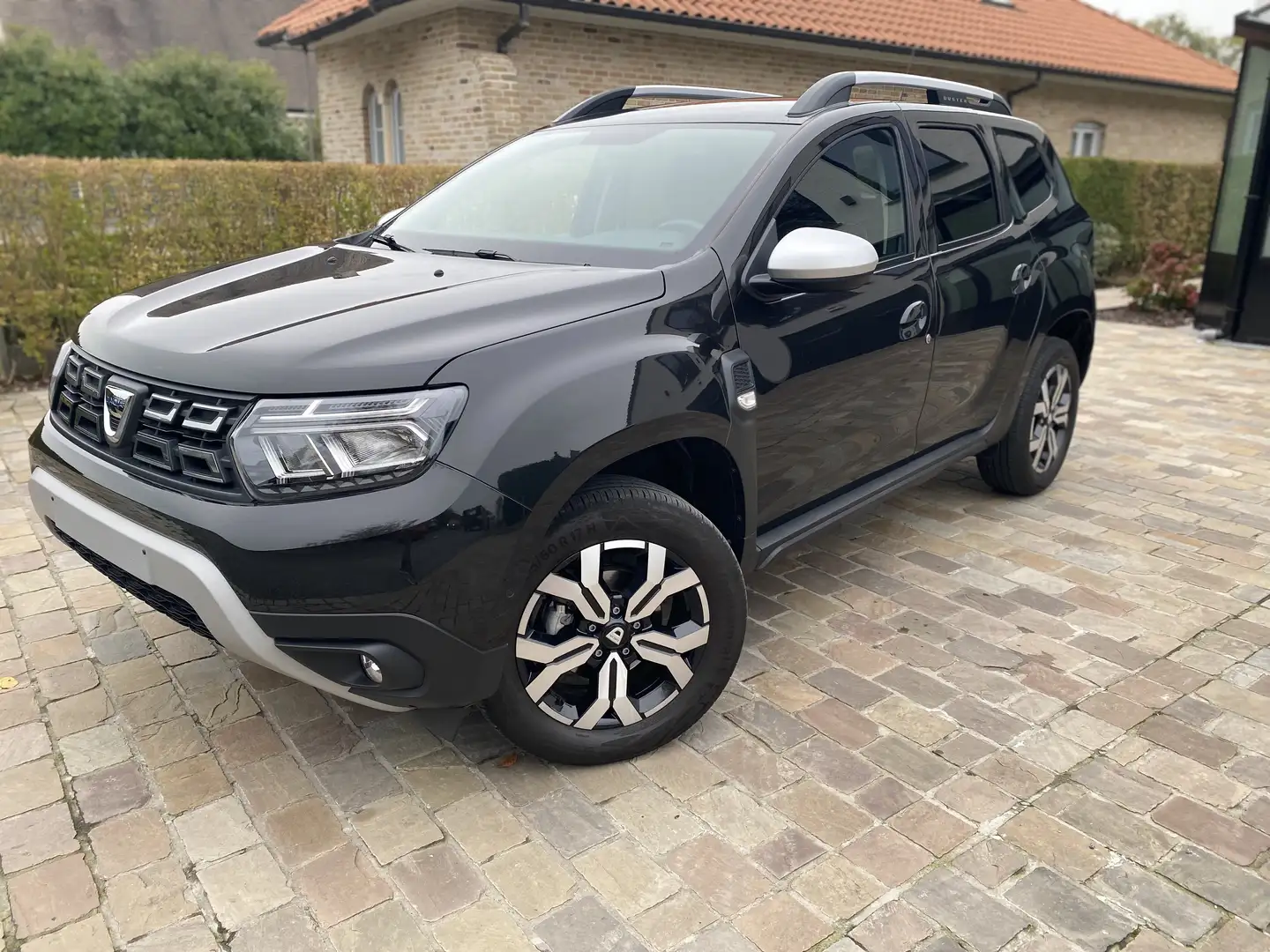 Dacia Duster TCe 90 2WD Essential Zwart - 1