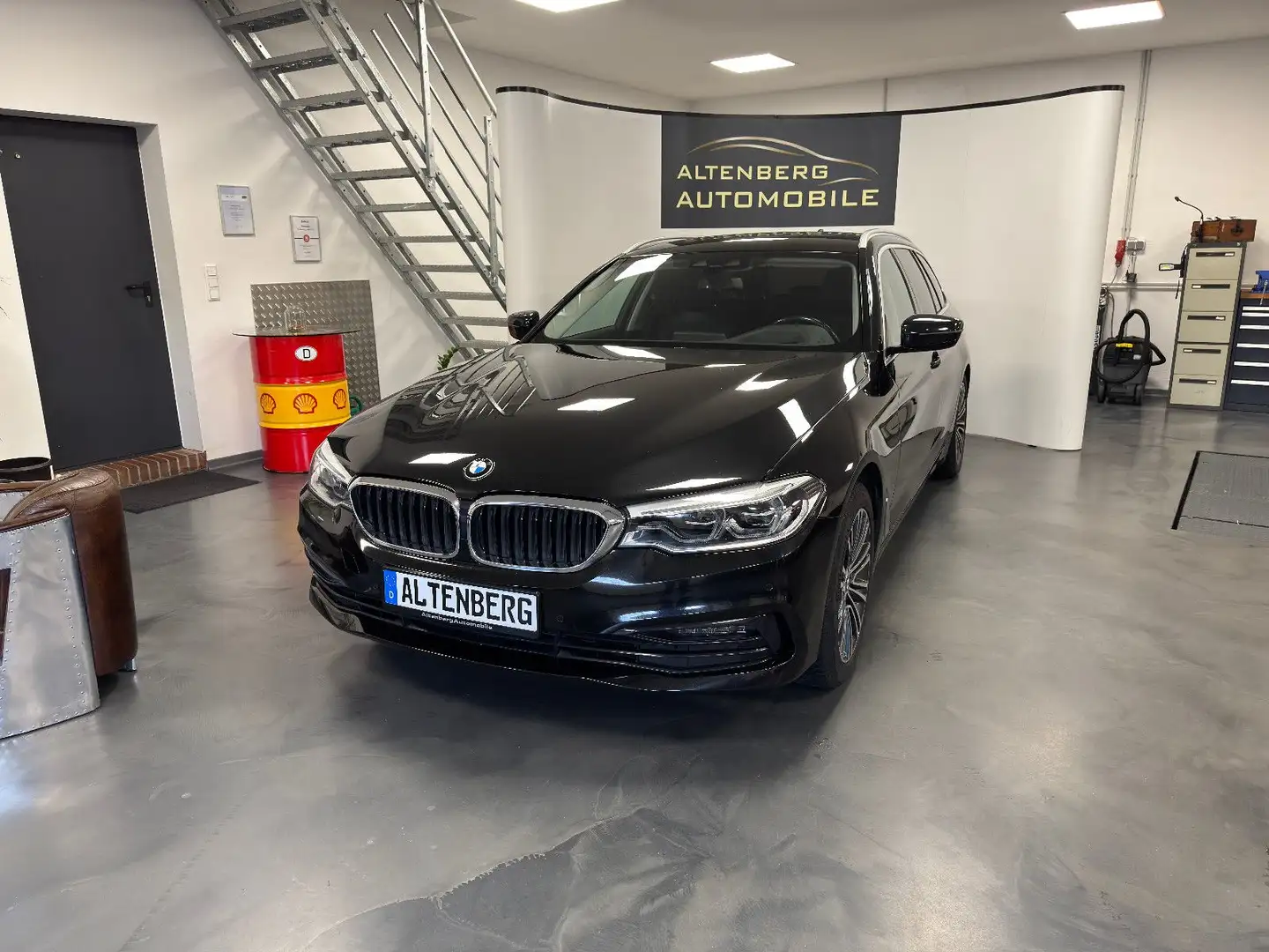 BMW 520 d T Sport Line Kamera AHK LED HUD Sitzhzg. Schwarz - 1