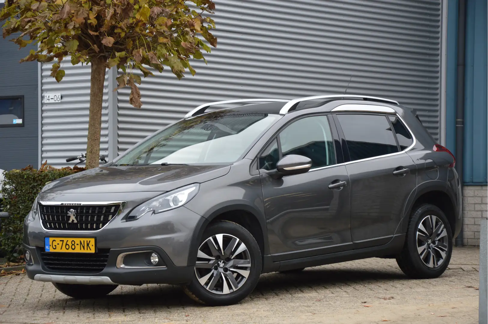 Peugeot 2008 1.2 PureTech Allure AUTOMAAT | PANORAMADAK | CLIMA Grau - 1