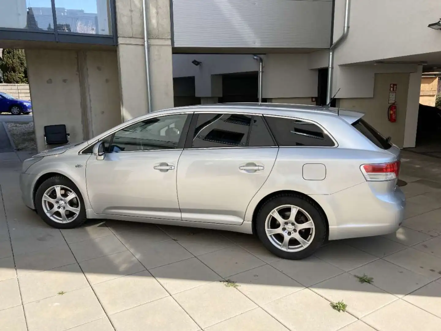 Toyota Avensis Avensis 2,2 D4-D 150 DPF Comfort Comfort Silber - 1