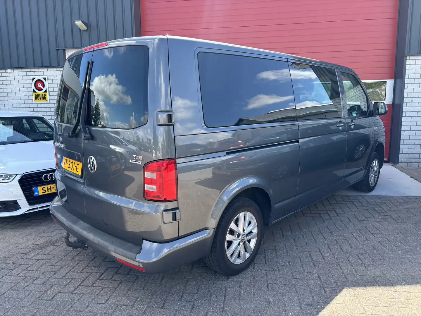 Volkswagen T6 Transporter 2.0 TDI L2H1 Highline MARGE / AUTOMAAT / TREKHAAK Grijs - 2
